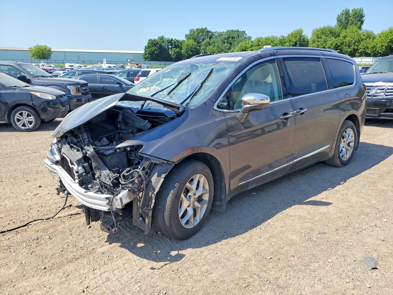 2020 Chrysler Pacifica Limited, VIN 2C4RC1GG3LR117234 — Front end