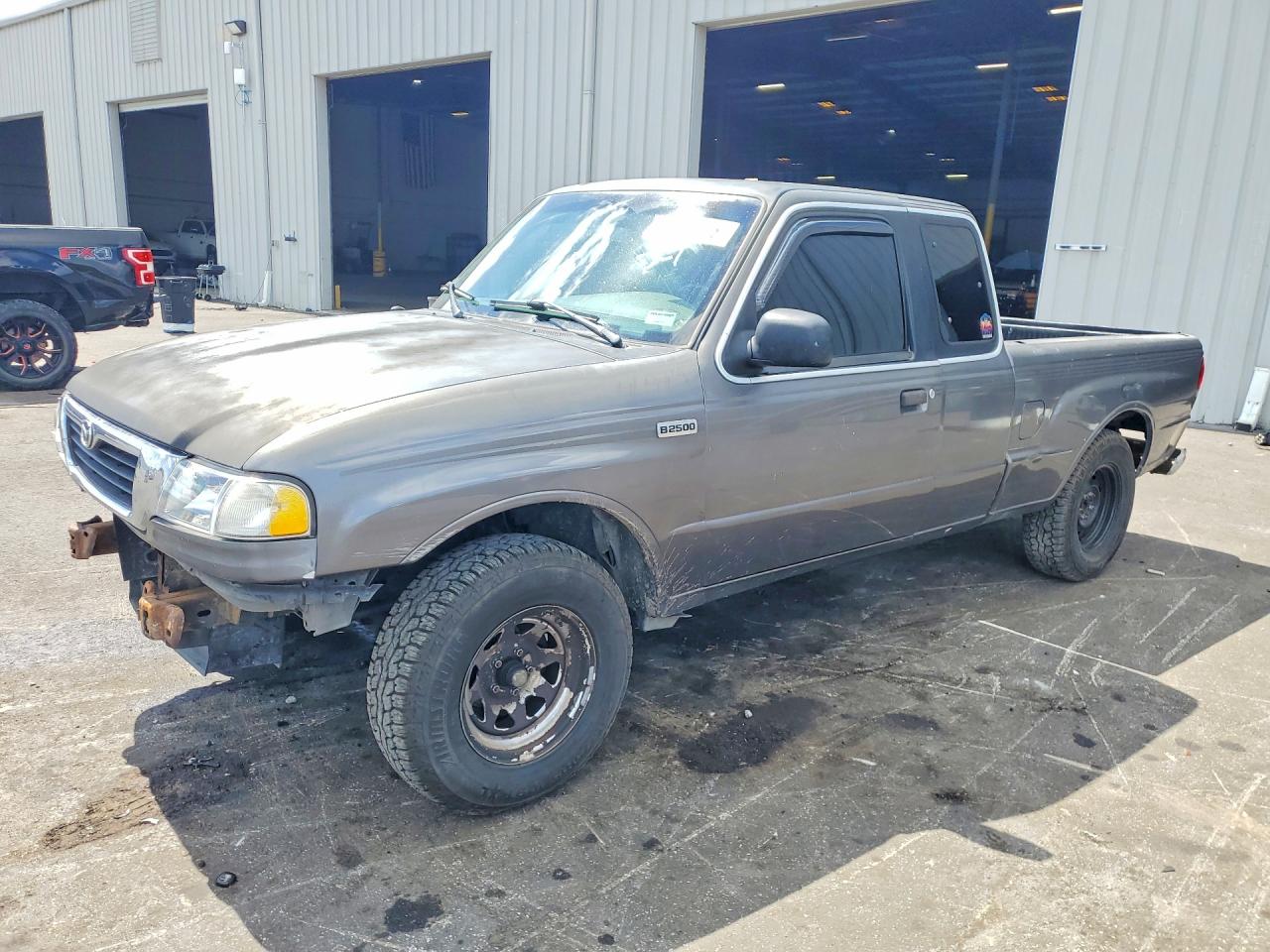 1998 Mazda B-Series SE, VIN 4F4YR16C4WTM35134 — Перед