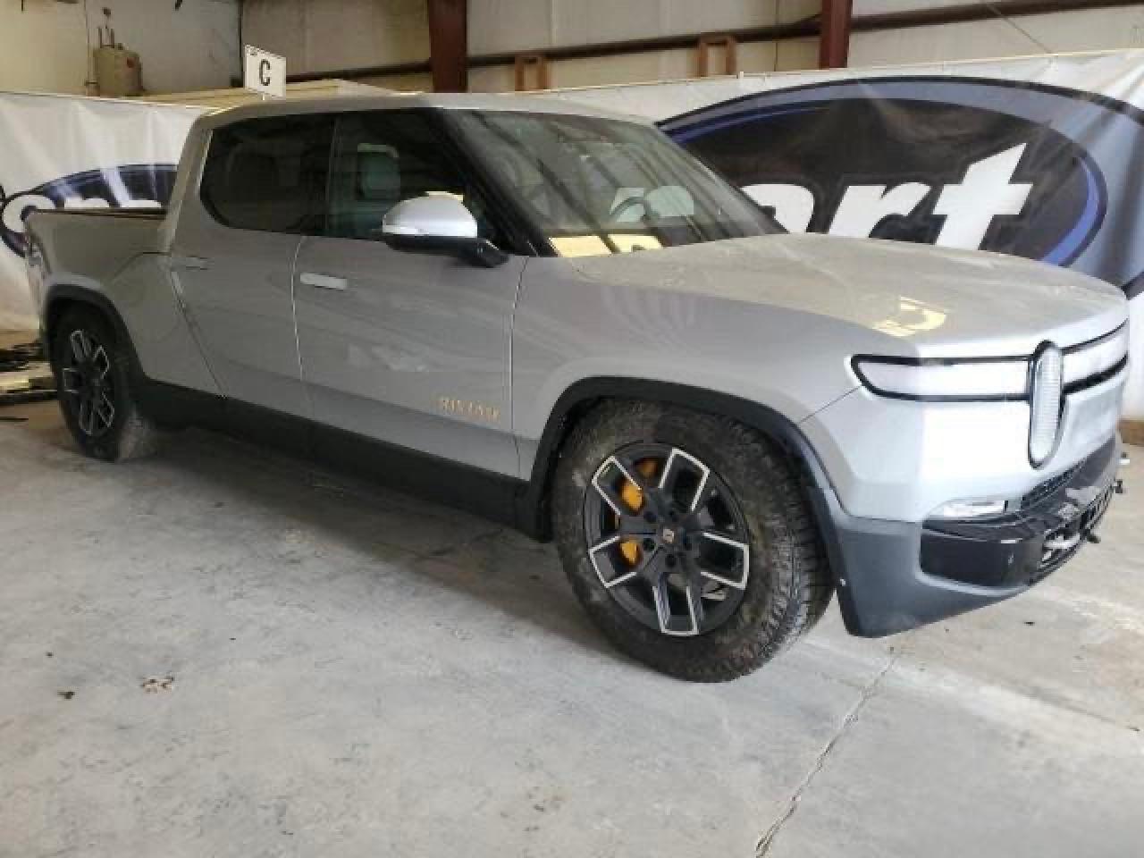 2022 Rivian R1T Launch Edition, VIN 7FCTGAAL7NN006406 — Front end