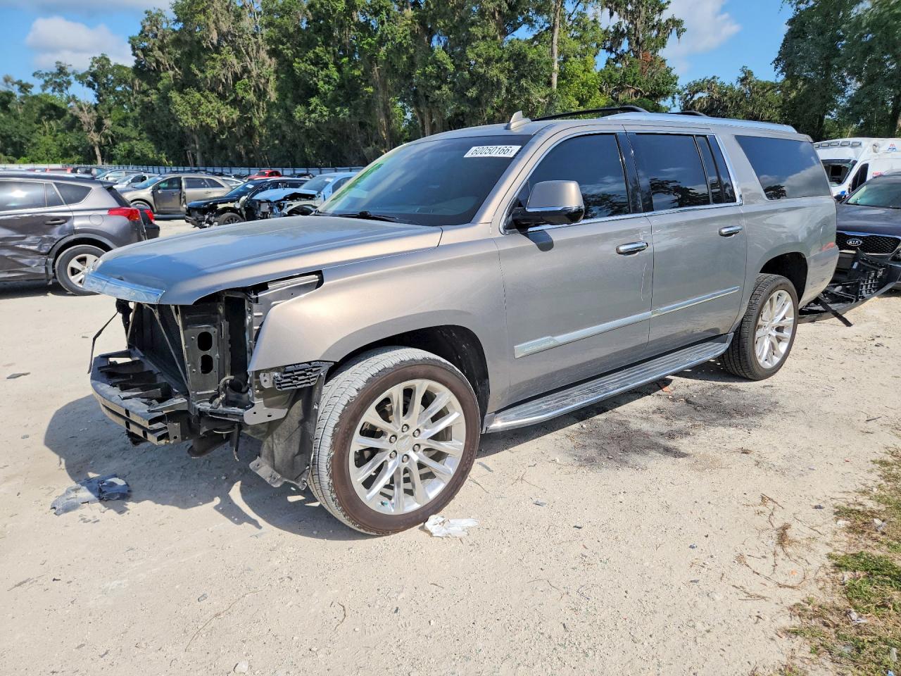2018 Cadillac Escalade ESV Luxury, VIN 1GYS3HKJXJR297211 — Front end