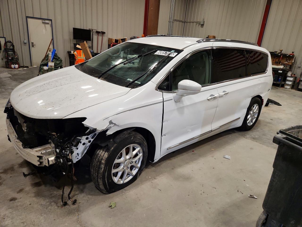 2020 Chrysler Pacifica Touring L, VIN 2C4RC1BG8LR134294 — Front end
