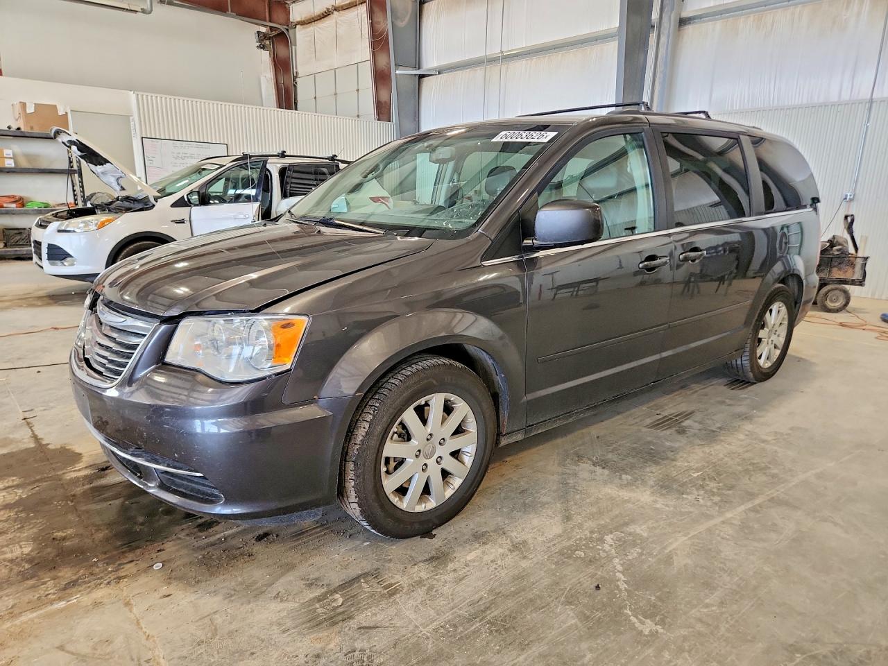 2015 Chrysler Town & Country LX, VIN 2C4RC1AG4FR676997 — Перед