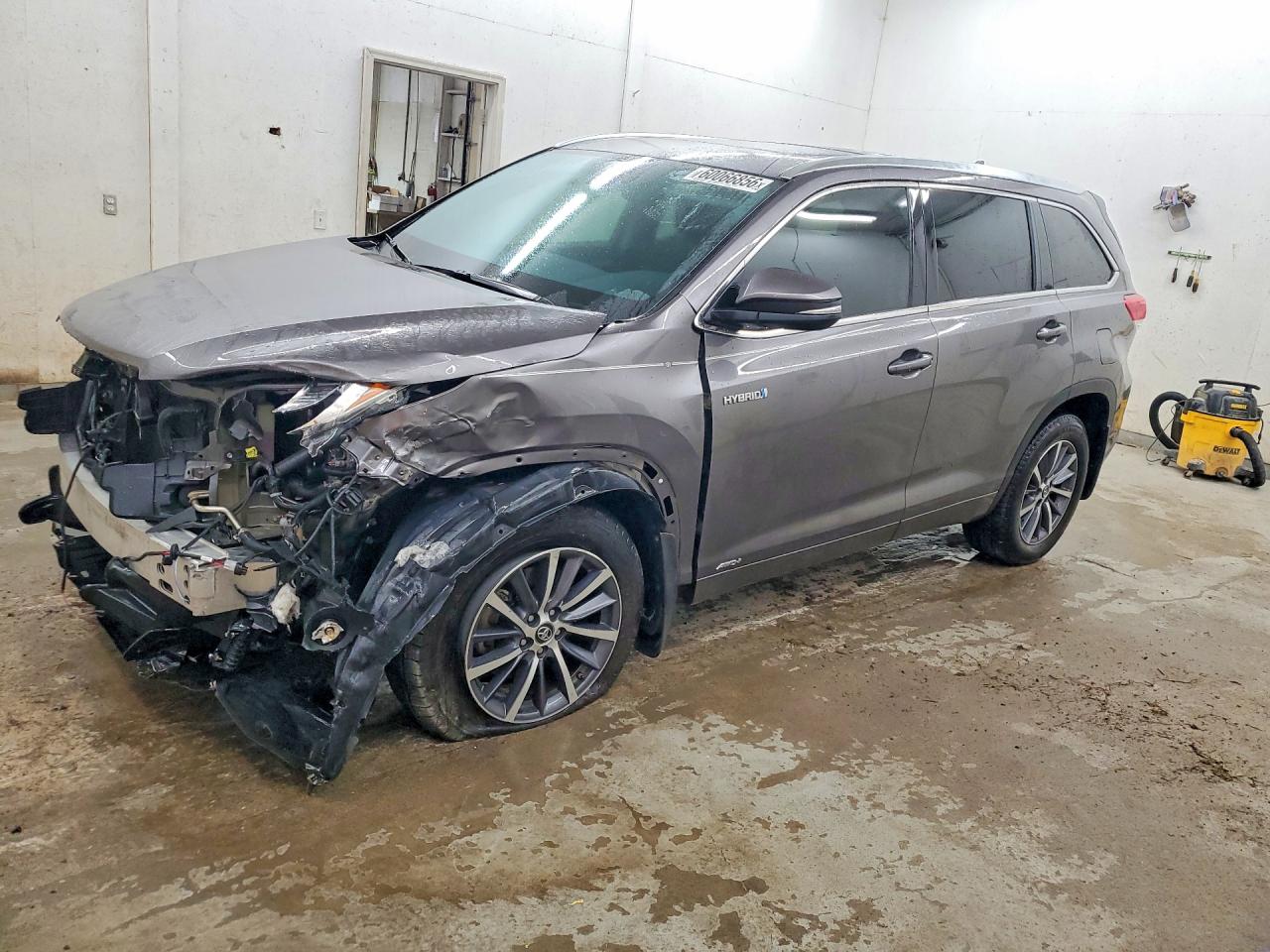 2018 Toyota Highlander Hybrid XLE, VIN 5TDJGRFH2JS037115 — Front end