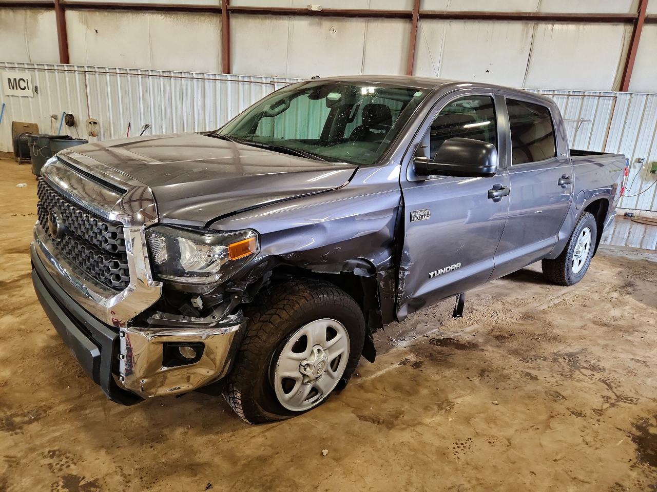 2018 Toyota Tundra SR5, VIN 5TFDY5F1XJX738145 — Перед