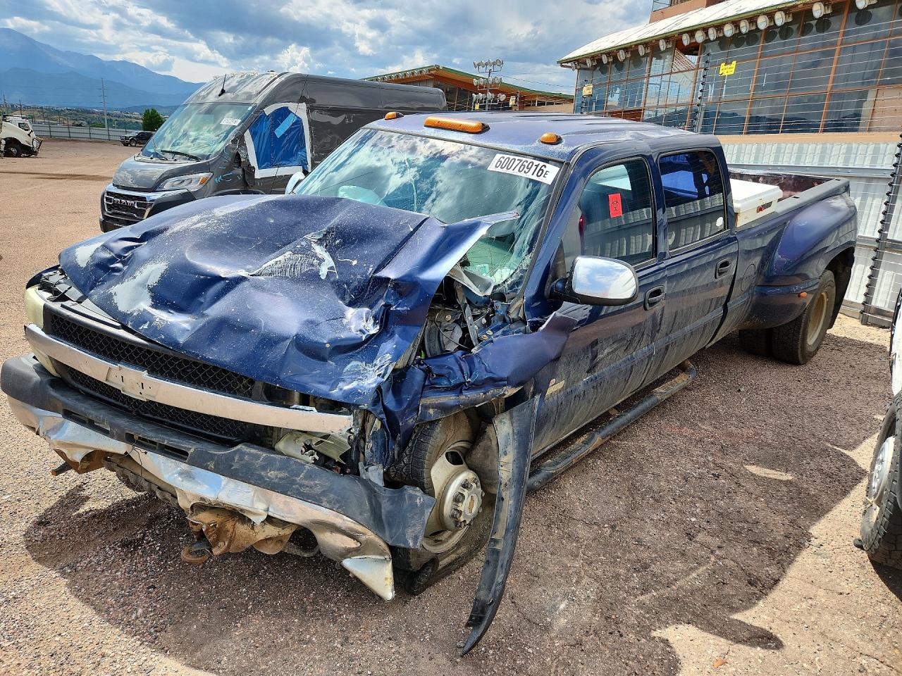 2002 Chevrolet Silverado 3500 LS, VIN 1GCJK33162F206217 — Front end