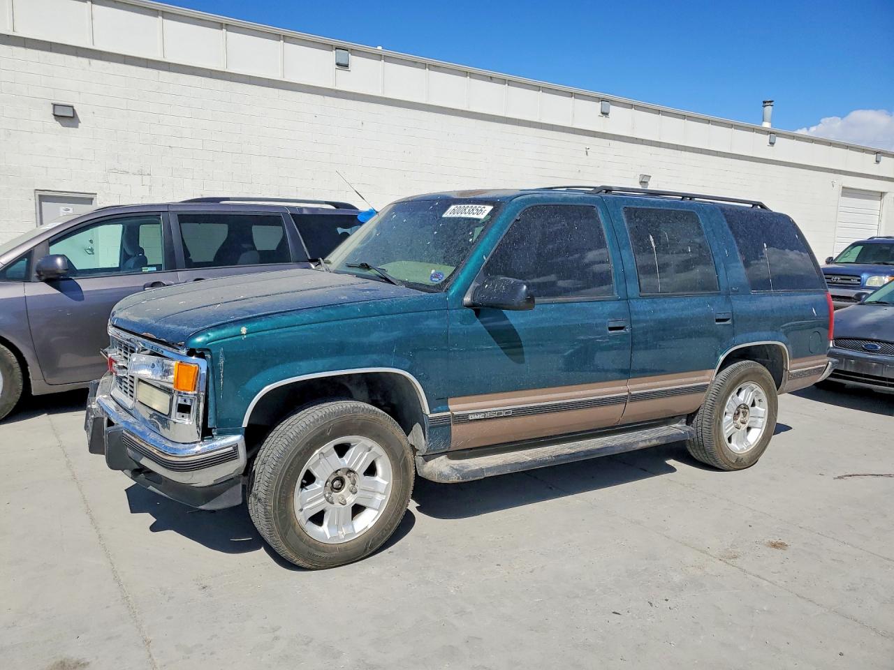 1996 GMC Yukon, VIN 1GKEK13R5TJ751758 — Front end