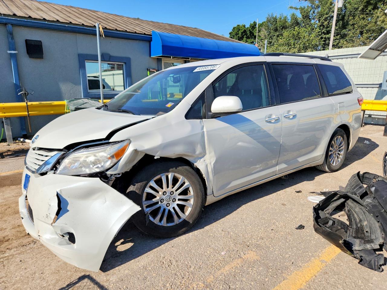 2015 Toyota Sienna XLE, VIN 5TDYK3DC1FS622115 — Front end