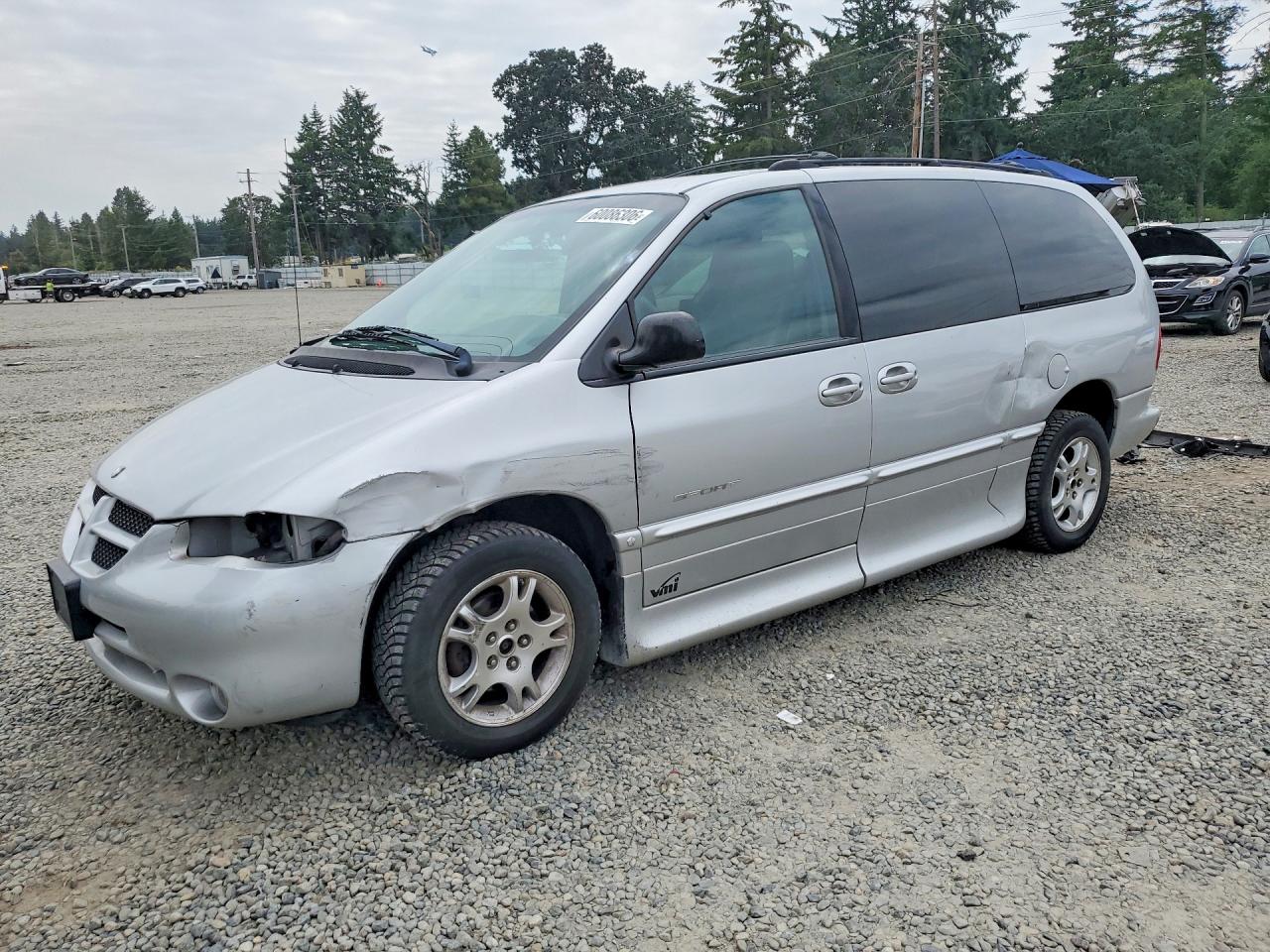 2000 Dodge Caravan SE, VIN 2B4GP44R3YR666620 — Перед