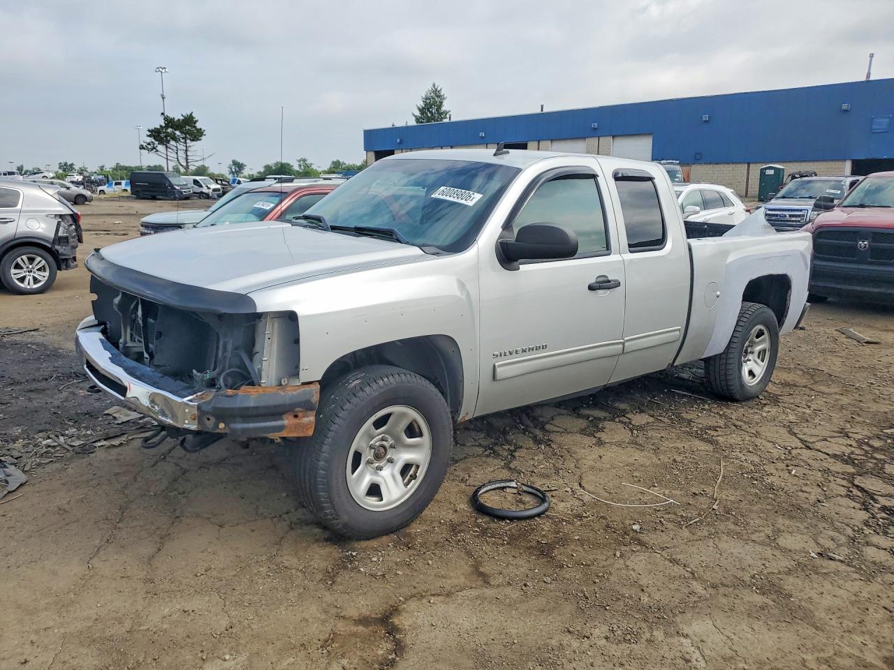 2011 Chevrolet Silverado 1500 LT, VIN 1GCRKSE37BZ206219 — Front end