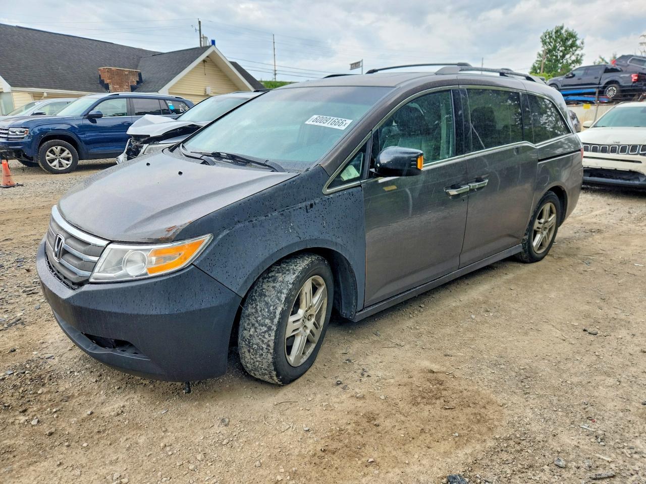 2011 Honda Odyssey Touring, VIN 5FNRL5H9XBB049161 — Side