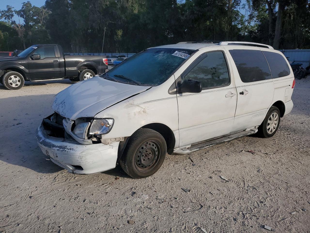 2001 Toyota Sienna LE, VIN 4T3ZF13C41U370706 — Front end