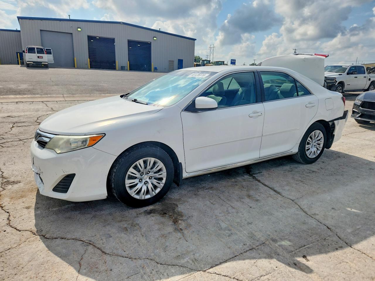 2014 Toyota Camry XLE, VIN 4T4BF1FK9ER349858 — Front end