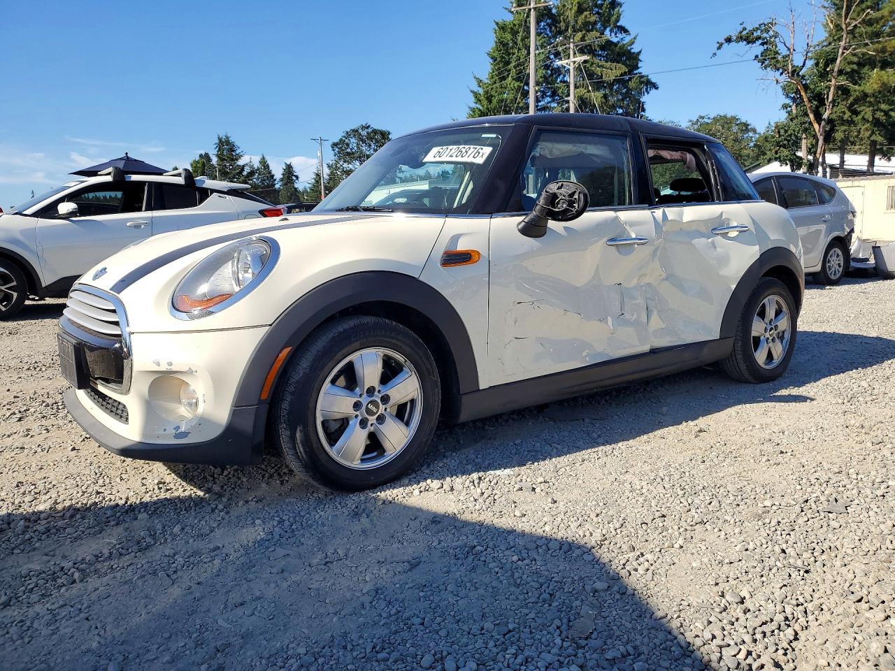 2015 MINI Hardtop 4 Door, VIN WMWXS5C57FT831433 — Side