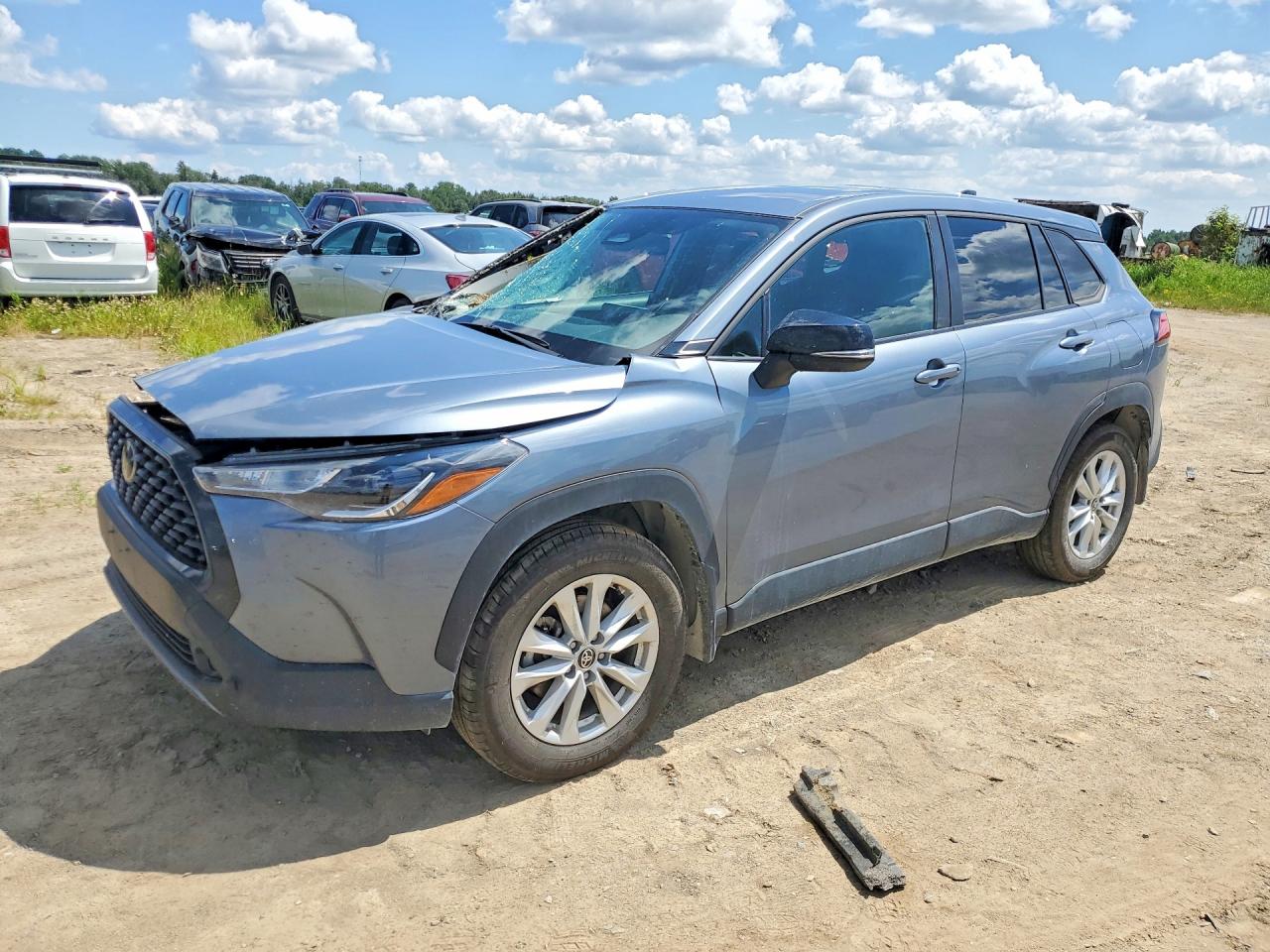 2025 Toyota Corolla Cross LE, VIN 7MUCAABG6SV132325 — Перед