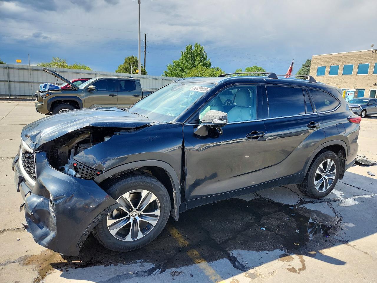 2020 Toyota Highlander XLE, VIN 5TDHZRBH9LS514401 — Front end