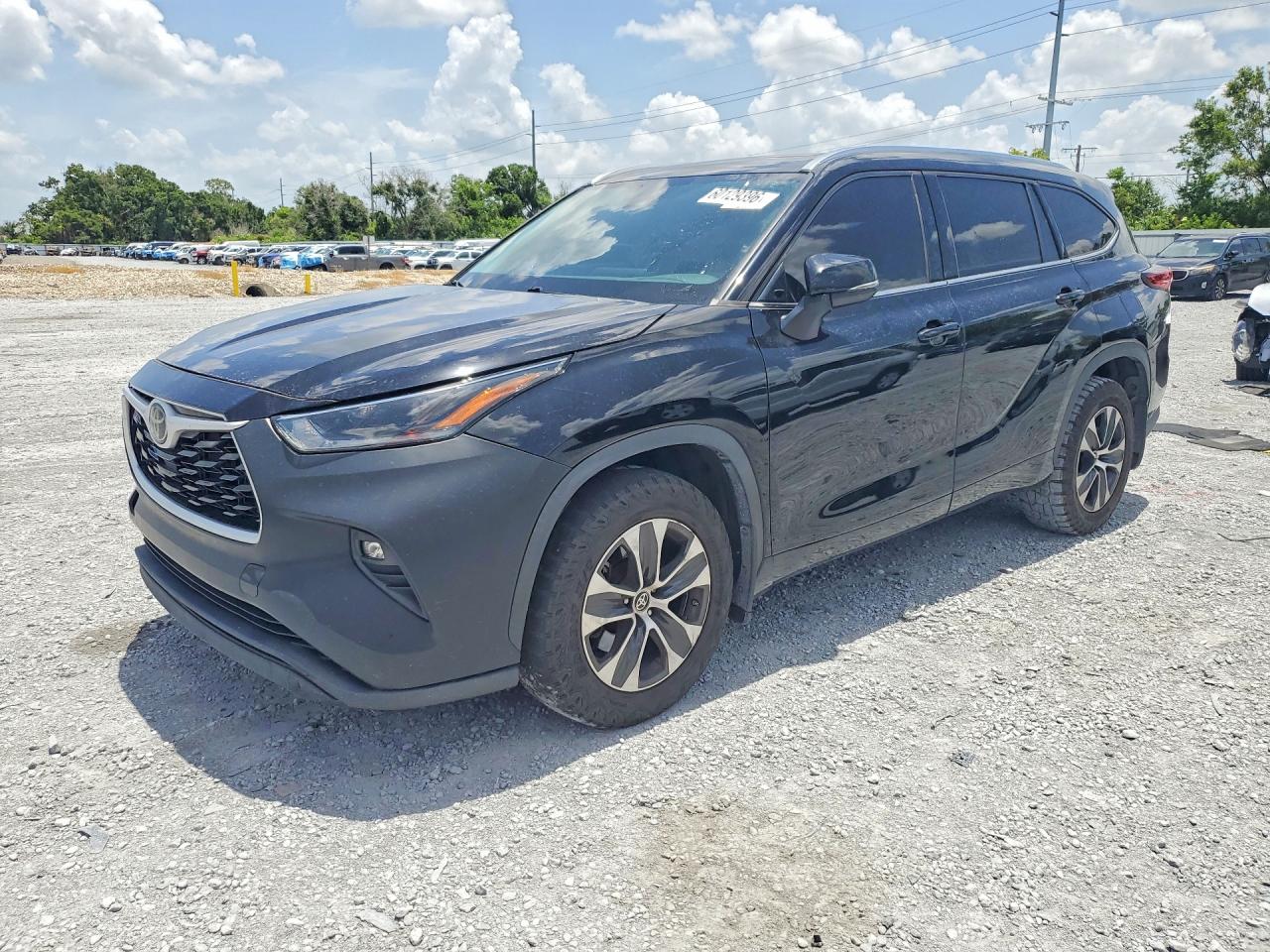 2021 Toyota Highlander XLE, VIN 5TDHZRBH5MS543296 — Front end