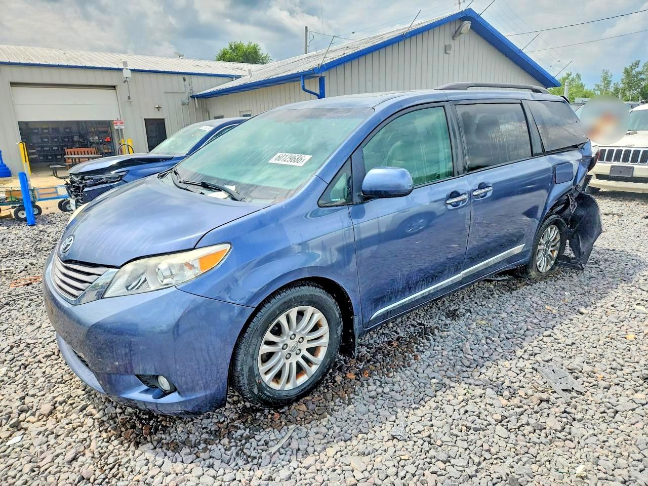 2015 Toyota Sienna XLE, VIN 5TDYK3DC4FS609195 — Rear end