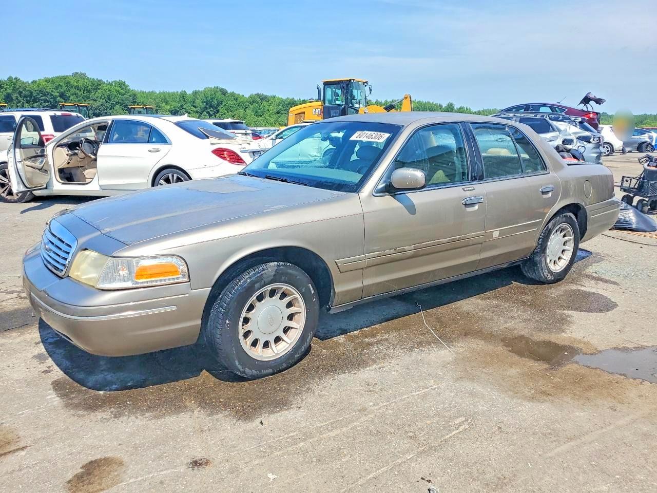 2002 Ford Crown Victoria LX, VIN 2FAFP74W72X131286 — Rear end