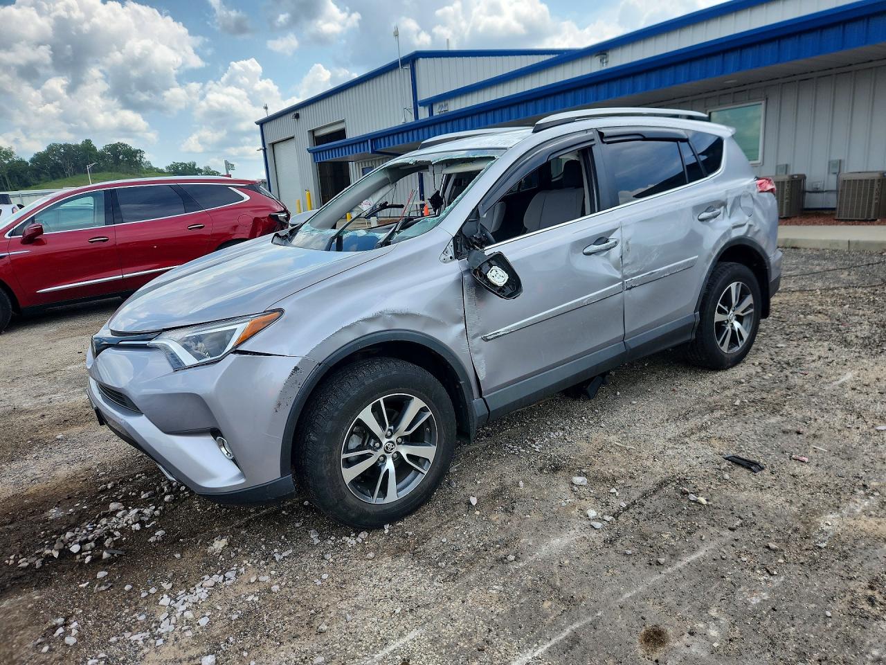 2018 Toyota RAV4 XLE, VIN 2T3RFREV7JW713599 — Side