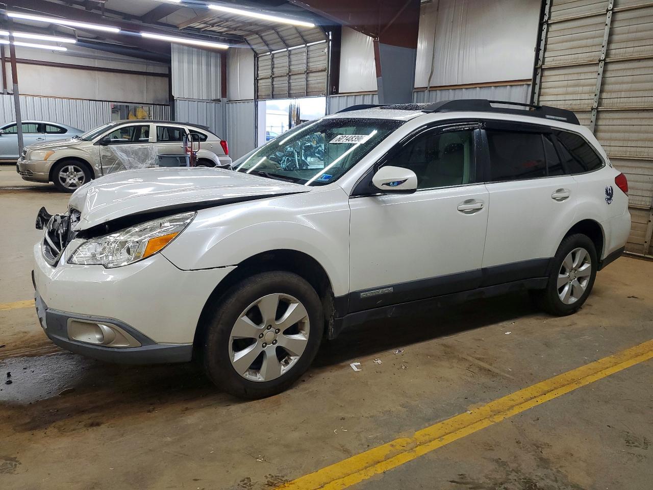 2011 Subaru Outback Premium, VIN 4S4BRBGC7B1328017 — Перед