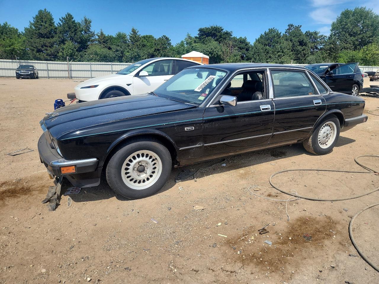1990 Jaguar XJ, VIN SAJFY1744LC604382 — Перед