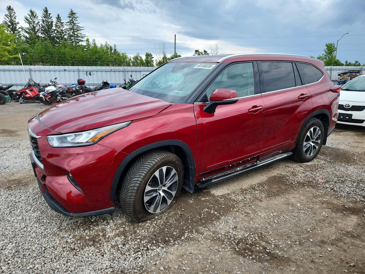 2020 Toyota Highlander XLE, VIN 5TDGZRBH0LS523029 — Перед