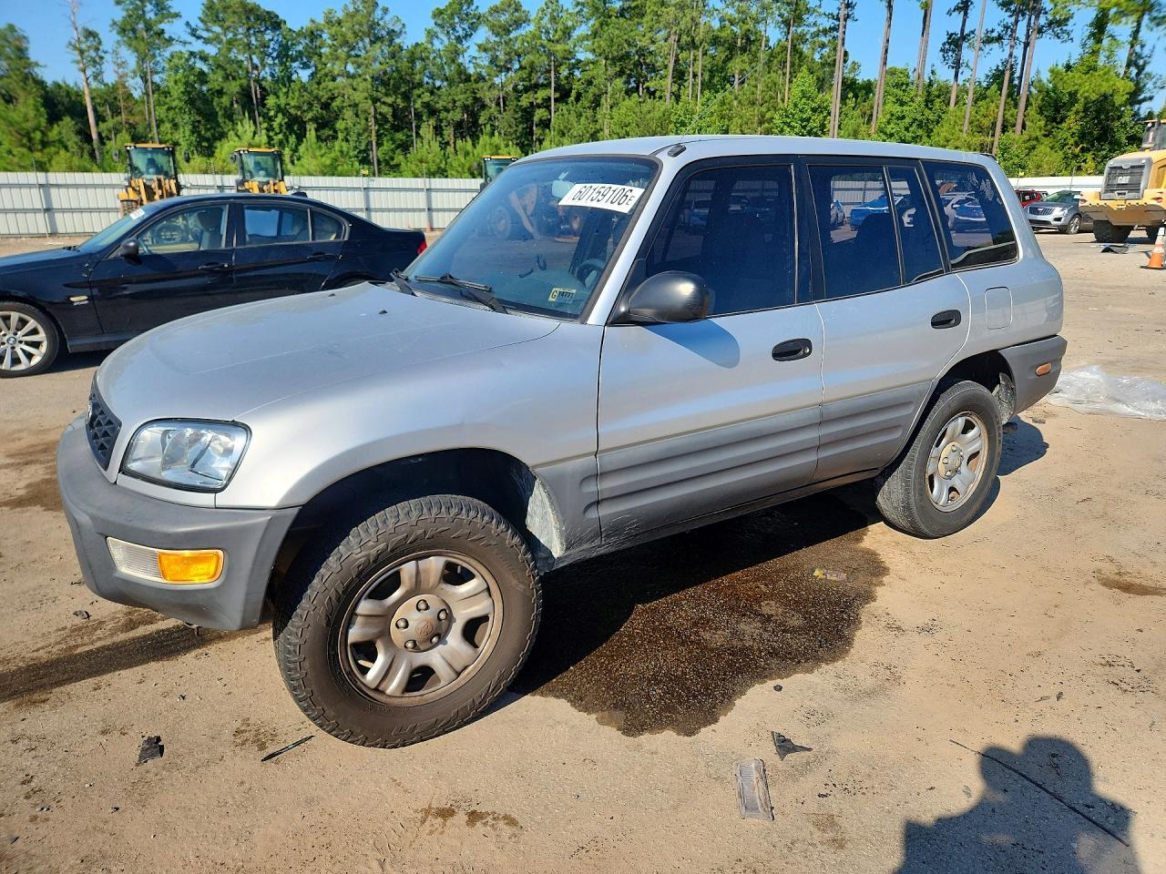 1998 Toyota RAV4, VIN JT3GP10V0W0032102 — Rear end