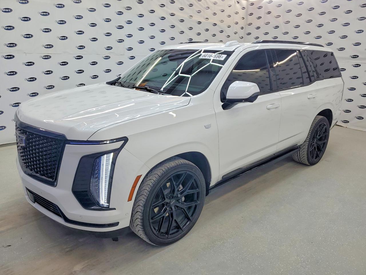 2025 Cadillac Escalade 4WD Sport, VIN 1GYS9FRL6SR382977 — Мелкие вмятины и царапины