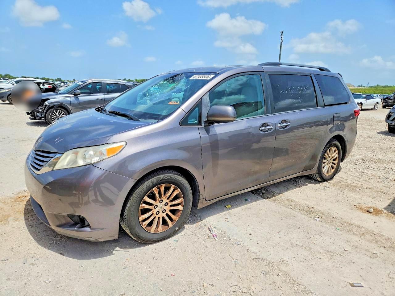 2016 Toyota Sienna XLE, VIN 5TDYK3DC0GS721834 — Front end