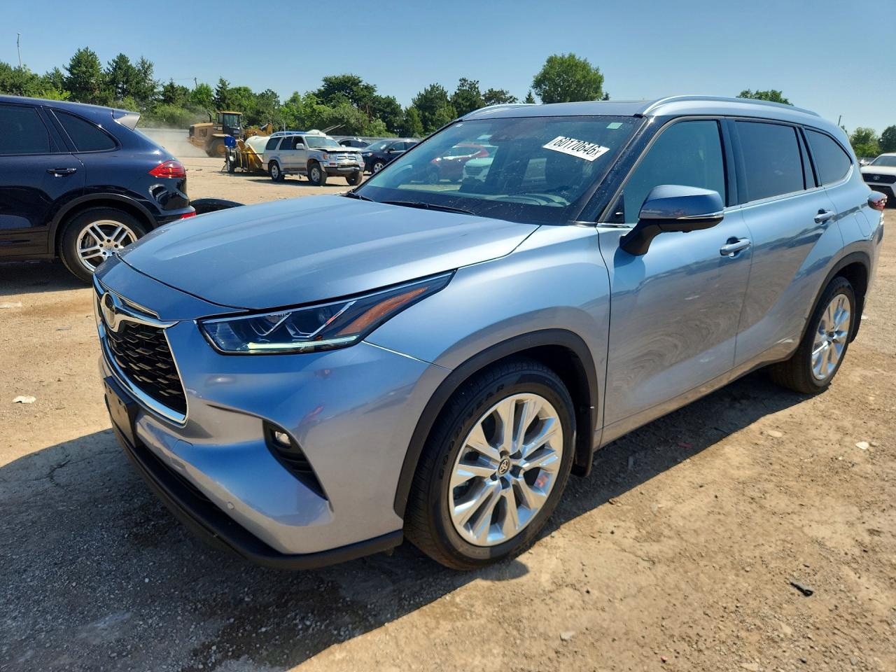 2024 Toyota Highlander XLE, VIN 5TDKDRBH9RS571713 — Side