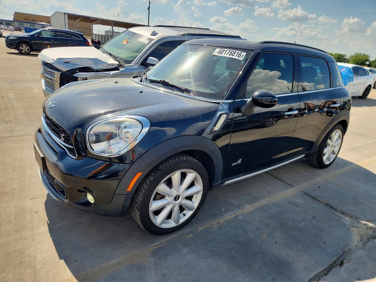 2016 MINI Countryman S, VIN WMWZC5C57GWT38583 — Зад