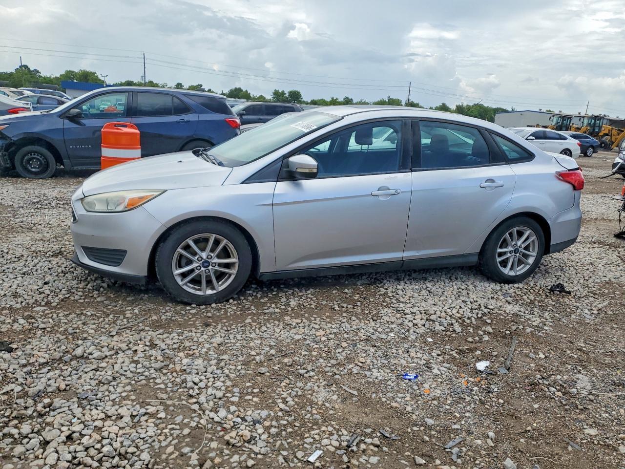 2016 Ford Focus SE, VIN 1FADP3F24GL276994 — Rear end