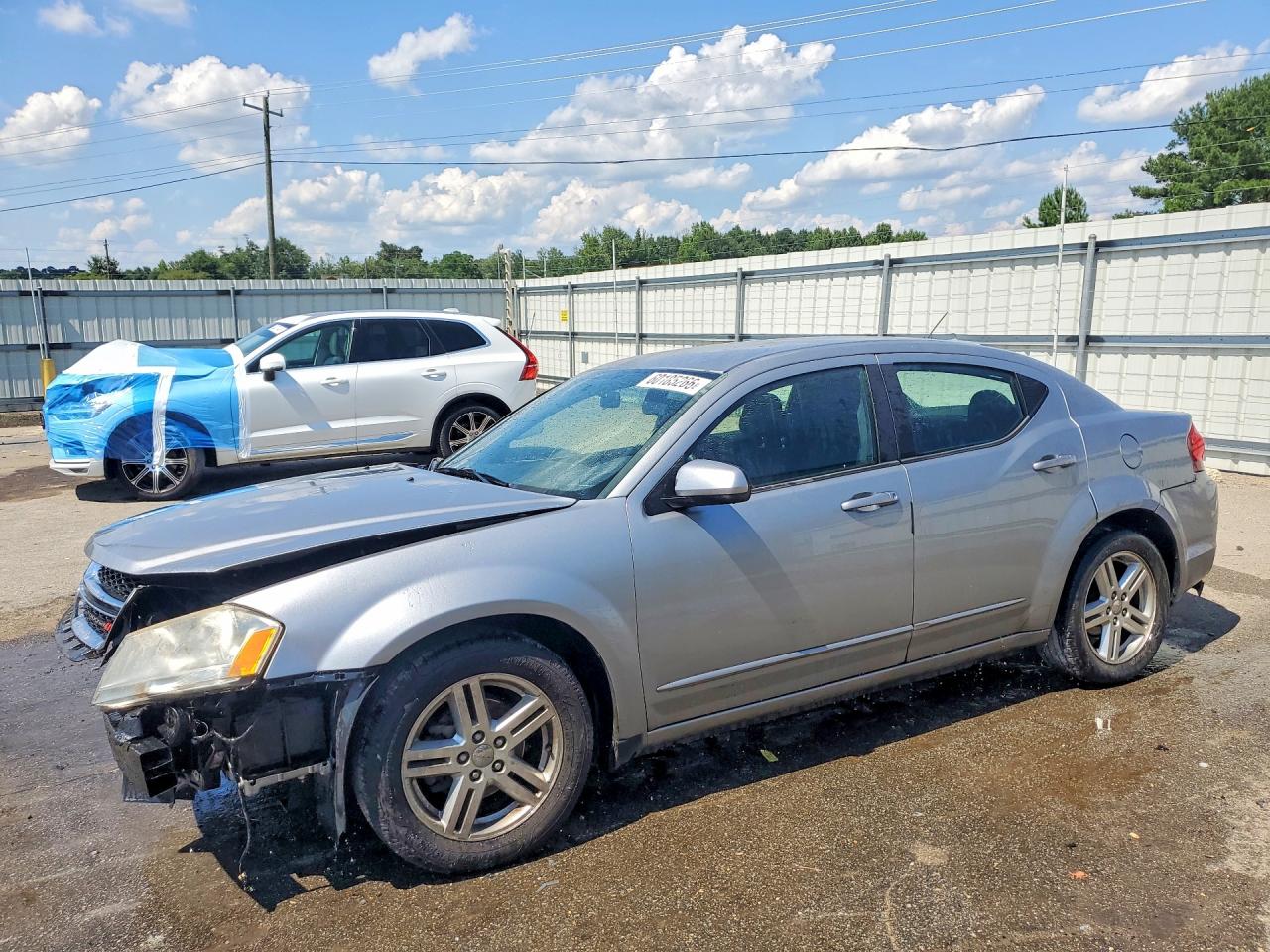 2013 Dodge Avenger SXT, VIN 1C3CDZCB0DN589017 — Перед