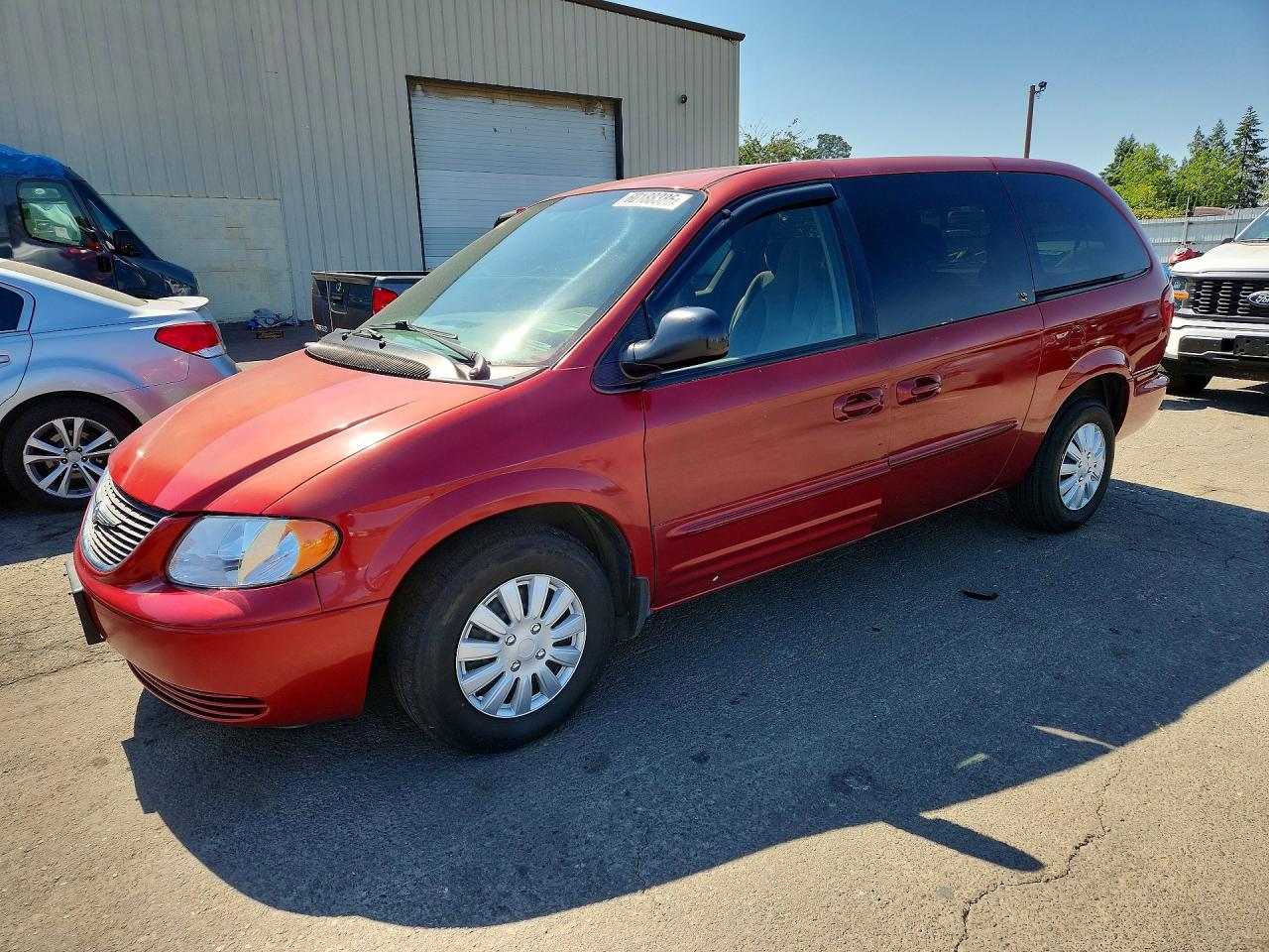 2003 Chrysler Town & Country, VIN 2C4GP24R63R254644 — Перед