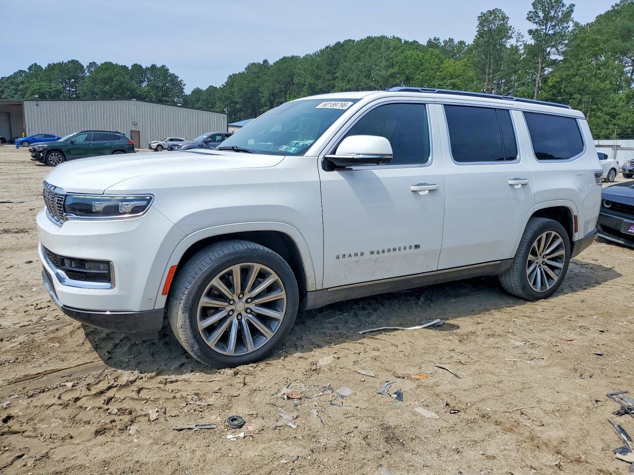 2022 Jeep Grand Wagoneer Series I, VIN 1C4SJVEJ0NS115939 — Бок