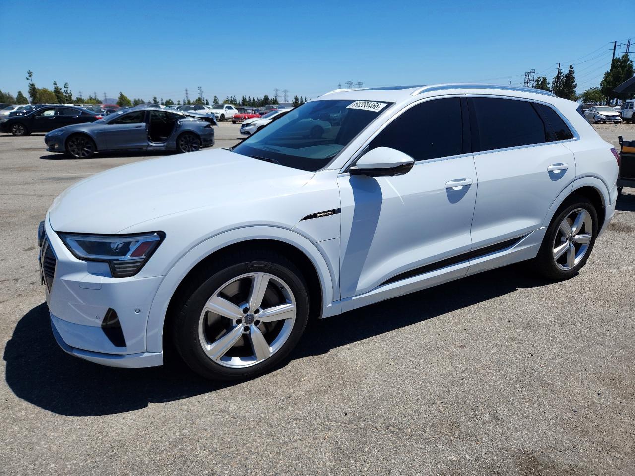 2019 Audi e-tron Premium Plus, VIN WA1LAAGE6KB005397 — Перед