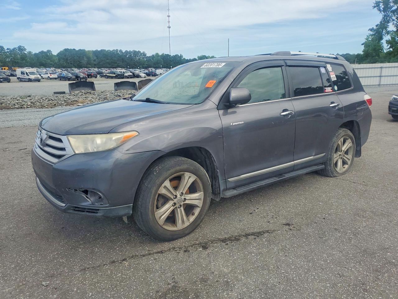 2011 Toyota Highlander Limited, VIN 5TDDK3EH8BS091000 — Side