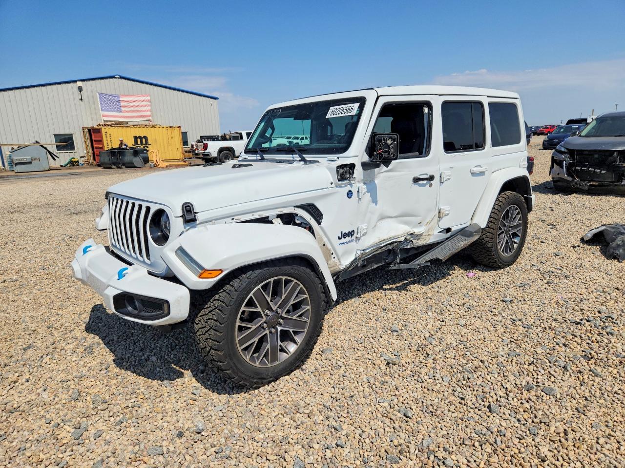 2022 Jeep Wrangler Unlimited Sahara High Altitude, VIN 1C4JJXP66NW115078 — Бок