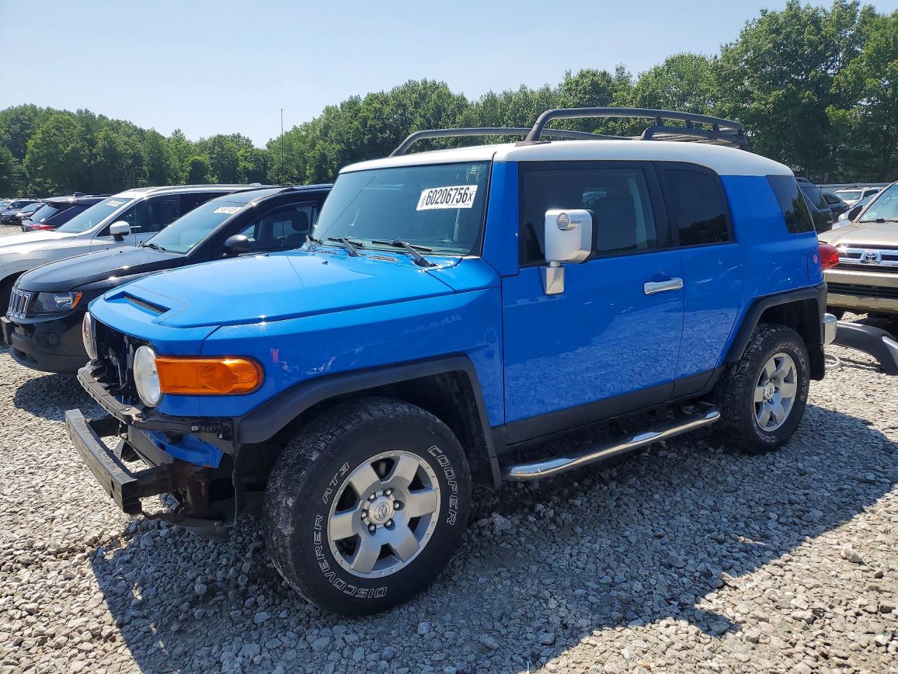 2007 Toyota FJ Cruiser, VIN JTEBU11F470008453 — Front end