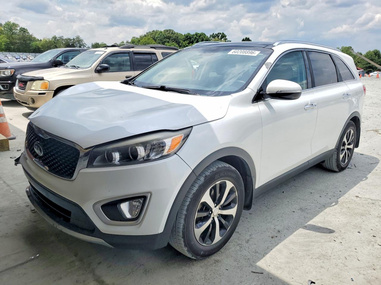 2016 Kia Sorento EX, VIN 5XYPH4A57GG140107 — Front end