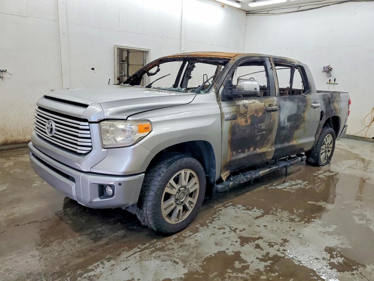 2016 Toyota Tundra 1794 Edition, VIN 5TFAW5F13GX520274 — Пожар в салоне