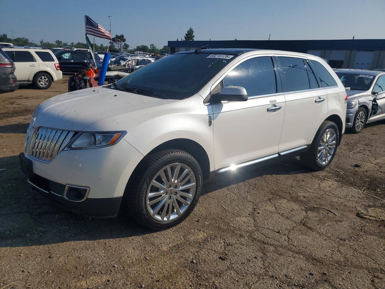 2011 Lincoln MKX, VIN 2LMDJ8JK0BBJ30388 — Roof