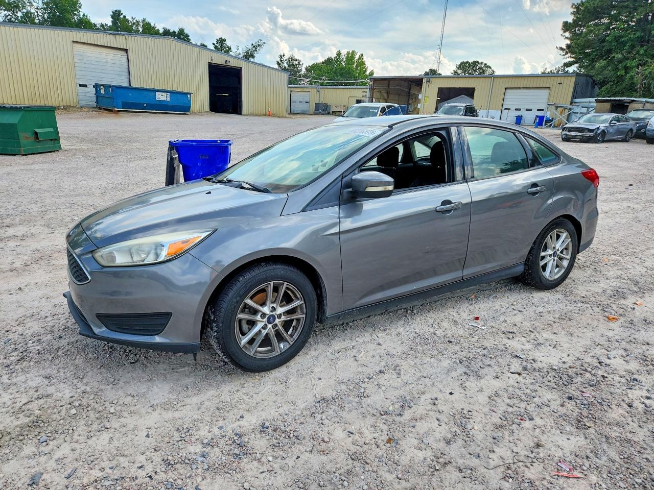2016 Ford Focus SE, VIN 1FADP3F20GL303057 — Front end
