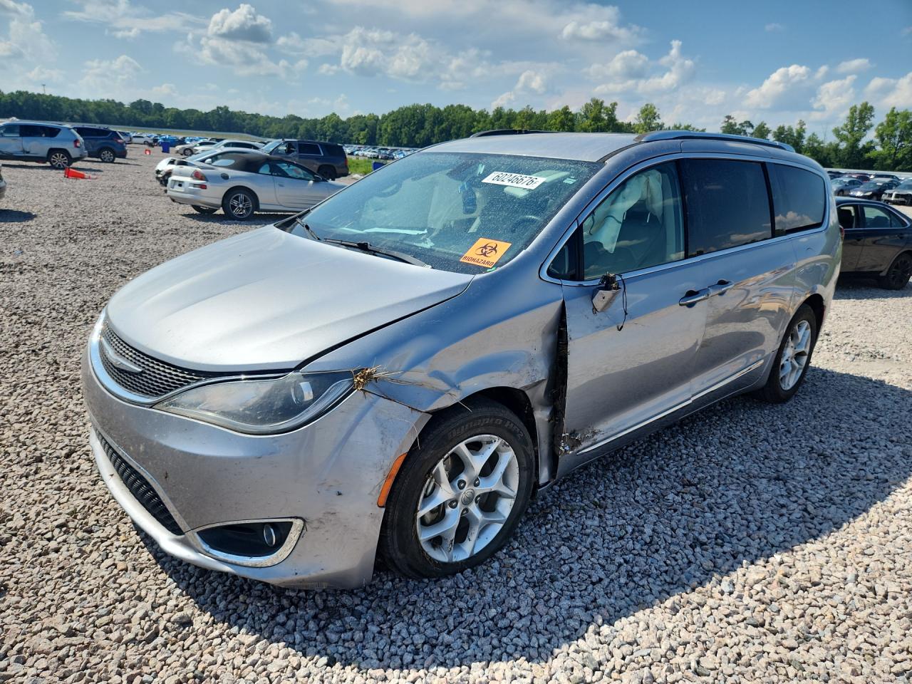 2018 Chrysler Pacifica Touring L, VIN 2C4RC1BG1JR187383 — Бок
