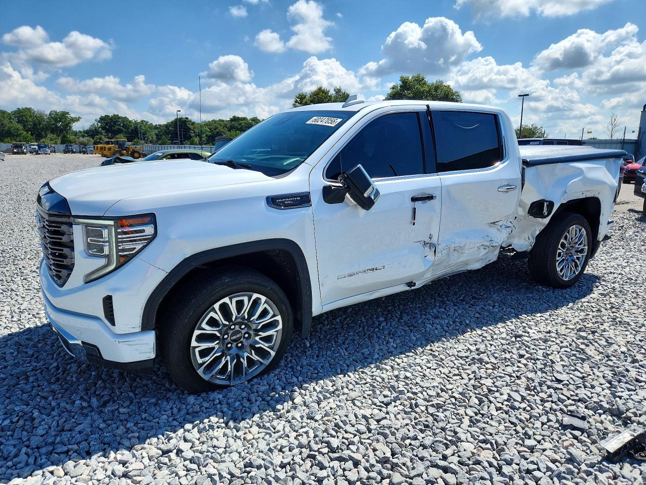 2024 GMC Sierra 1500 Denali Ultimate, VIN 1GTUUHELXRZ139150 — Бок
