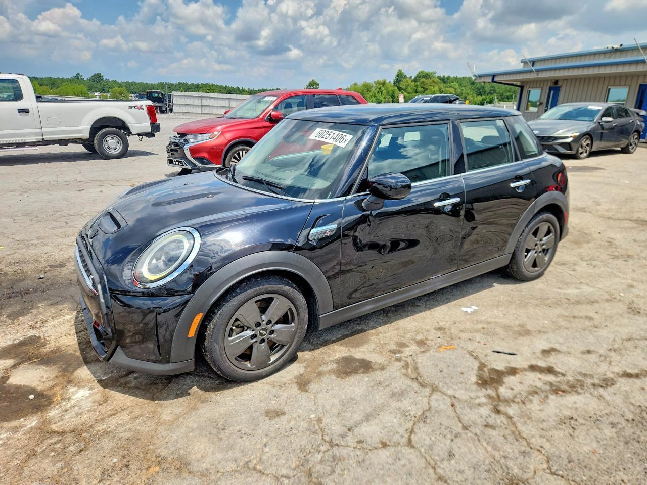 2022 MINI Hardtop 4 Door Cooper S, VIN WMW53DK08N2R12675 — Side