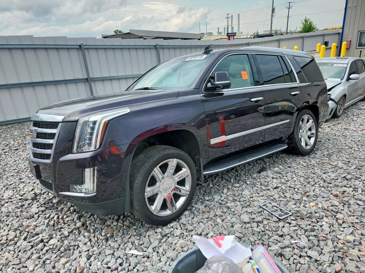 2018 Cadillac Escalade Luxury, VIN 1GYS4BKJ1JR245332 — Бок
