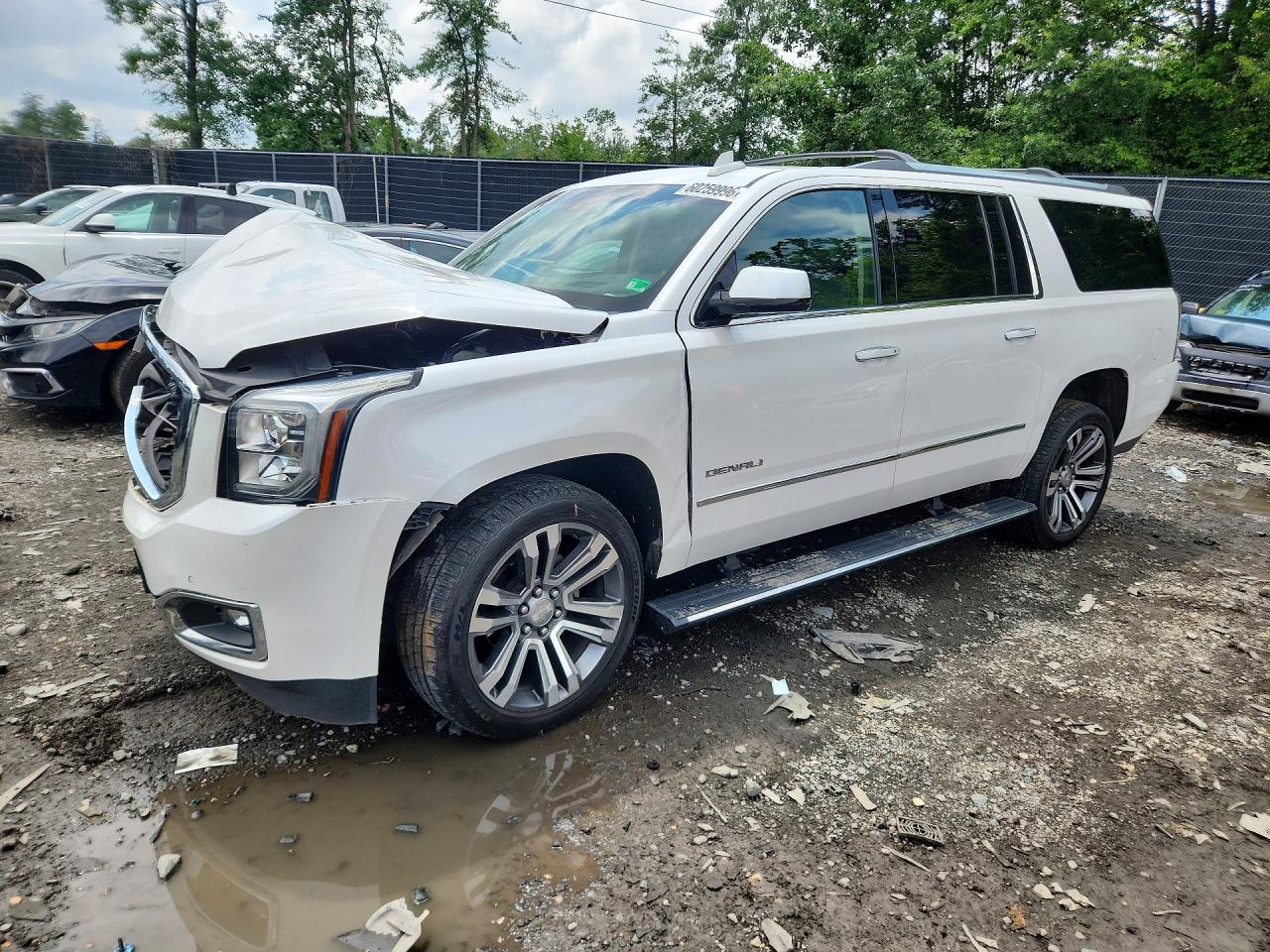 2017 GMC Yukon XL Denali, VIN 1GKS2HKJ8HR307189 — Front end