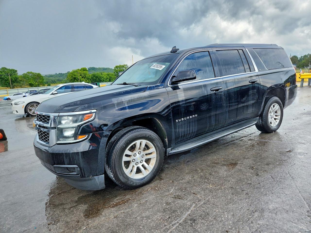 2017 Chevrolet Suburban LT, VIN 1GNSKHKC7HR180830 — Minor dents and scratches