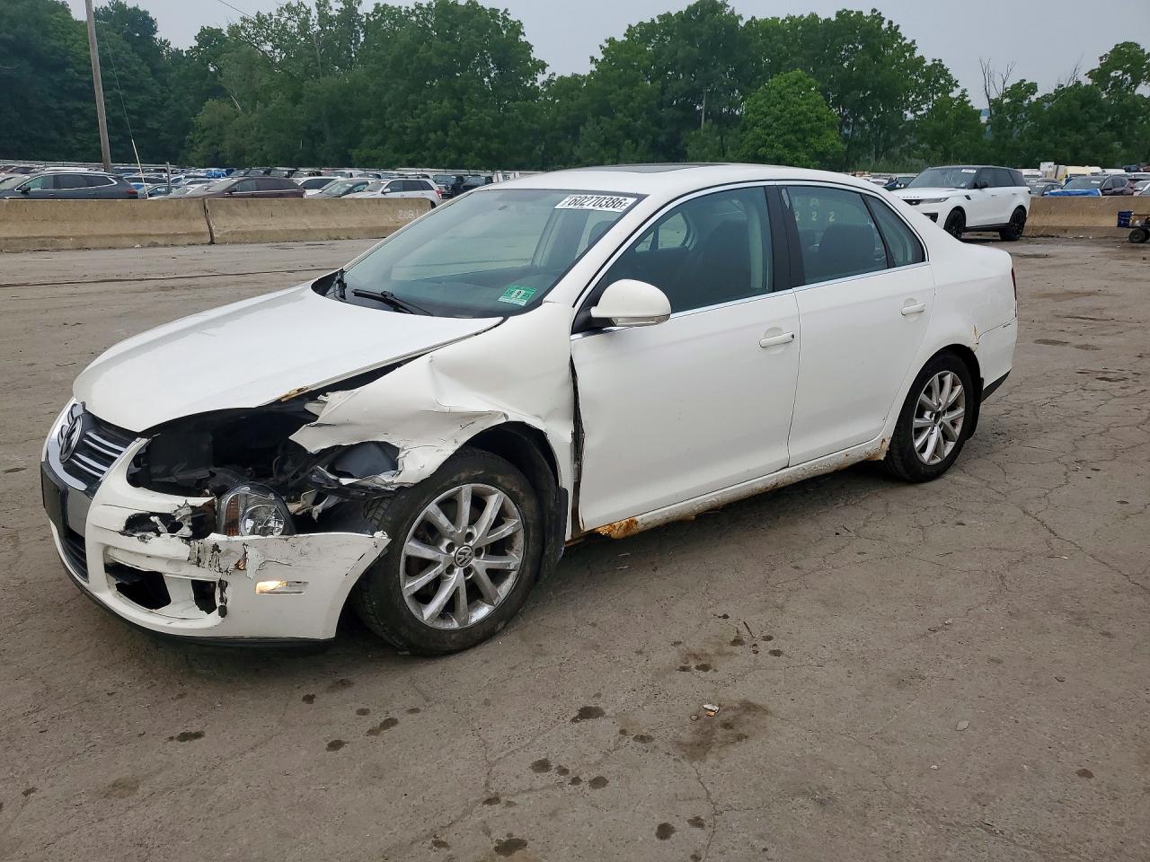 2010 Volkswagen Jetta SE, VIN 3VWRZ7AJ3AM055275 — Front end